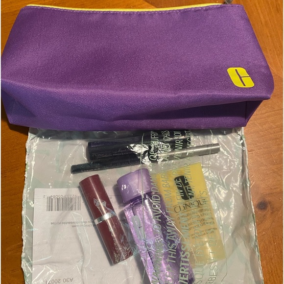 Clinique Makeup/Skincare Set with Cosmetic Bag - Picture 3 of 10